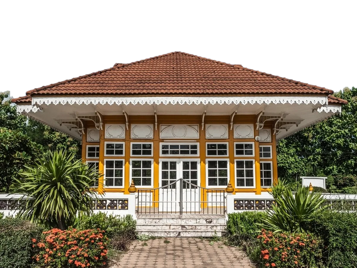 La casa de la finca: tejado de teja, ventanales y jardín delante