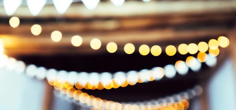 Banderines y guirnaldas de luces sobre una fiesta al aire libre