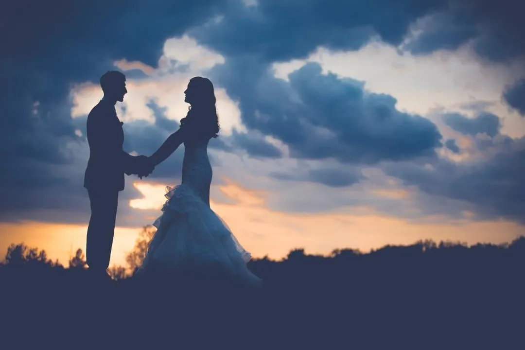 Dos novios a contraluz, al atardecer