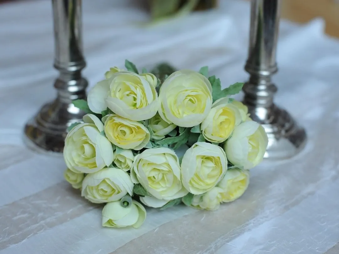 Una mesa puesta, con flores blancas