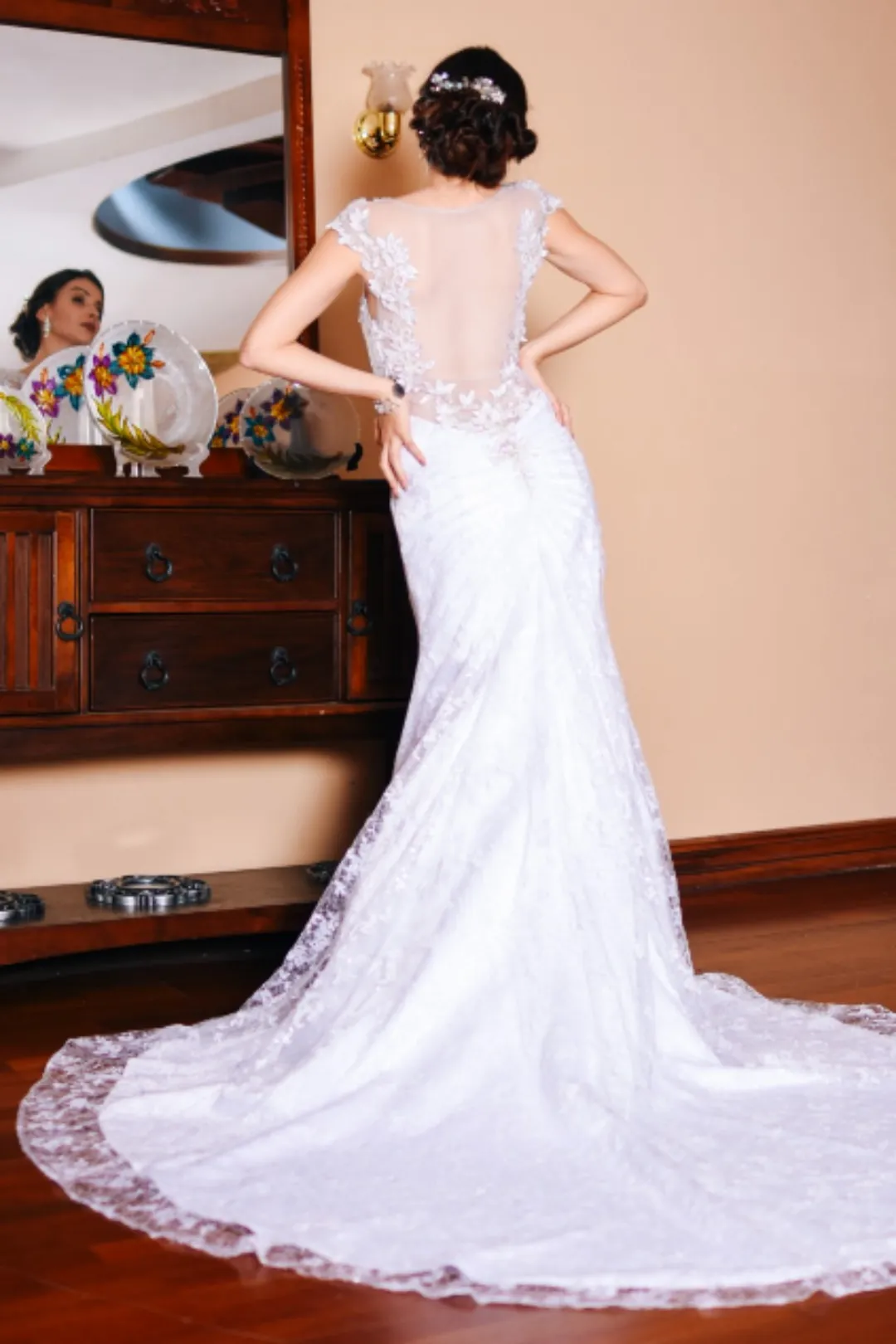 Una novia de espaldas, con la cola del vestido extendida