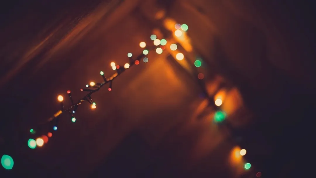 Guirnaldas de luces al anochecer