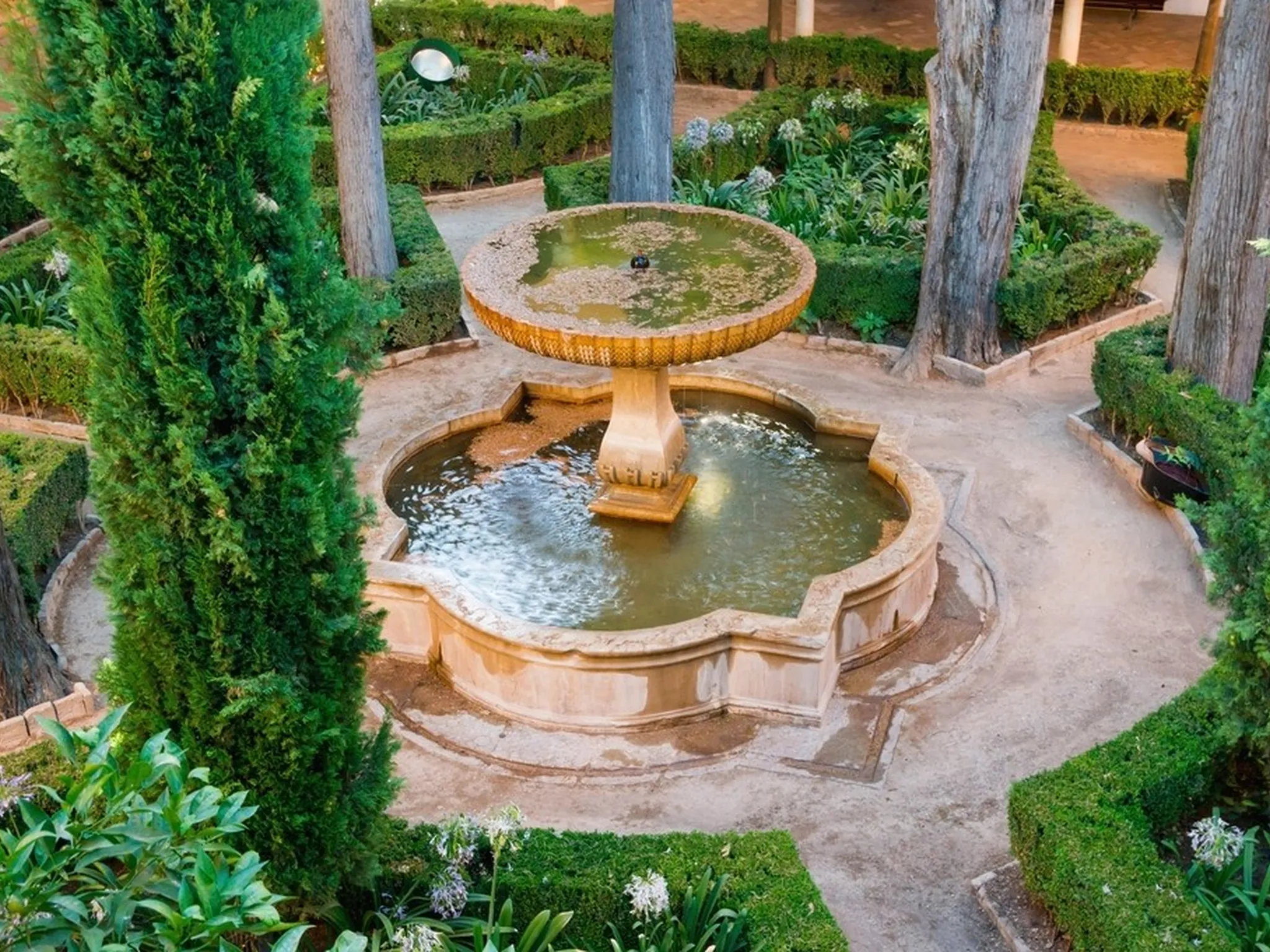 La terraza de verano de El Patio de las Adelfas con su fuente