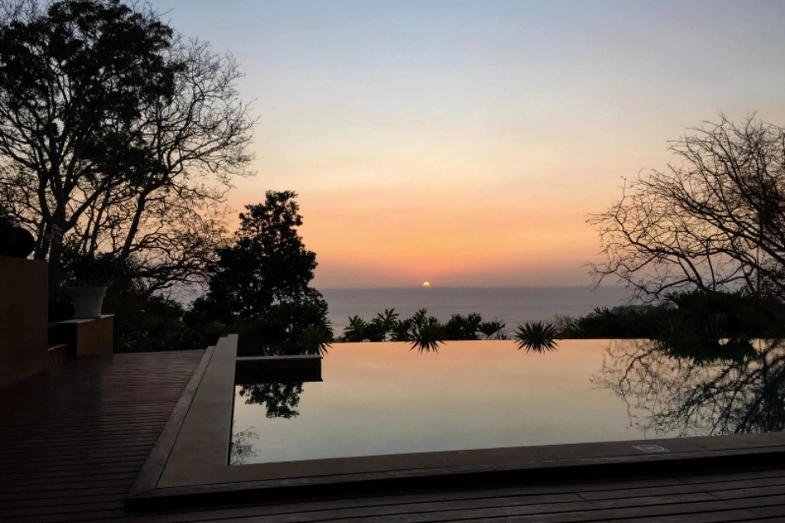 El jardín de la finca al atardecer
