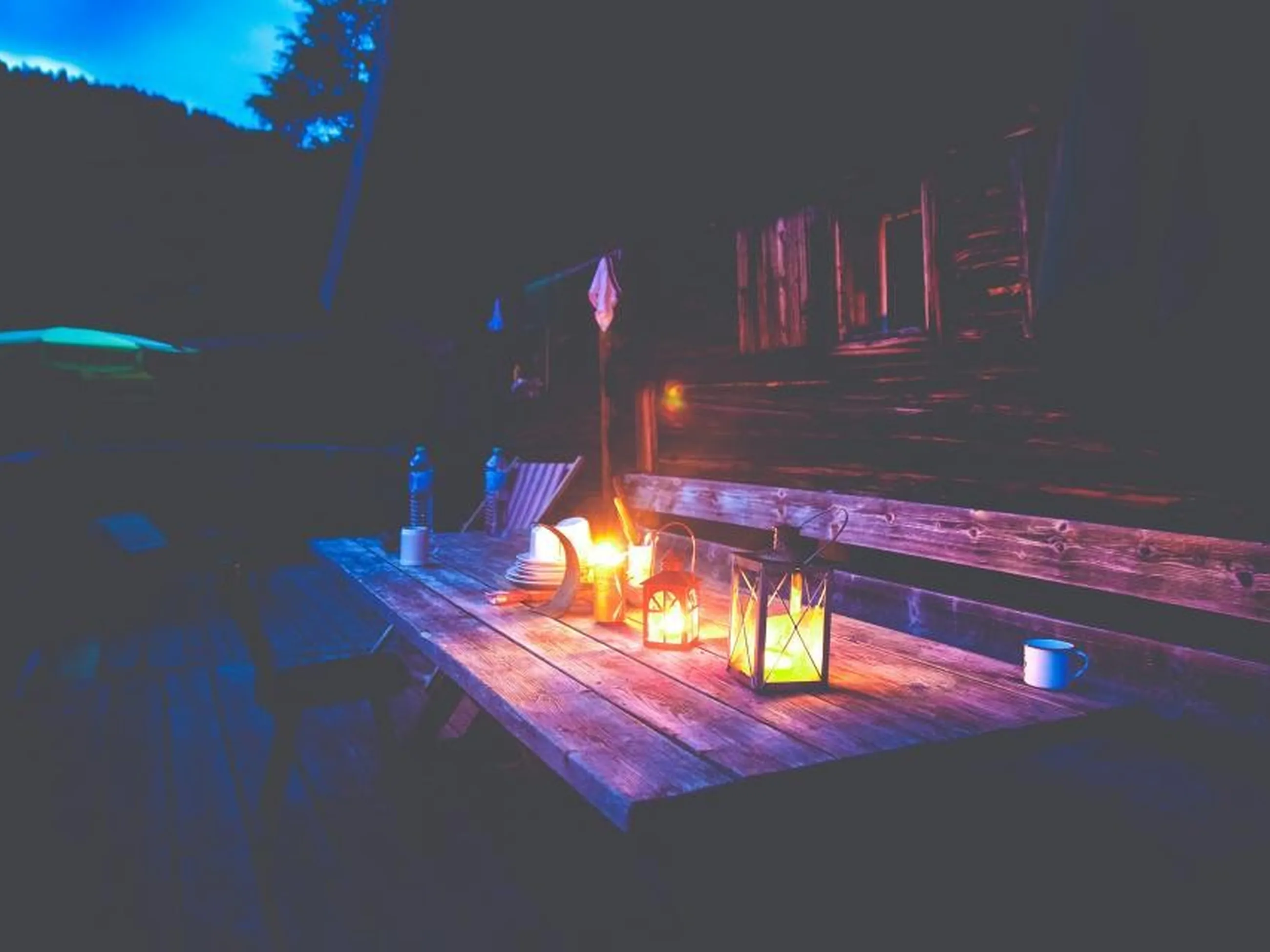El jardín de noche bajo las guirnaldas