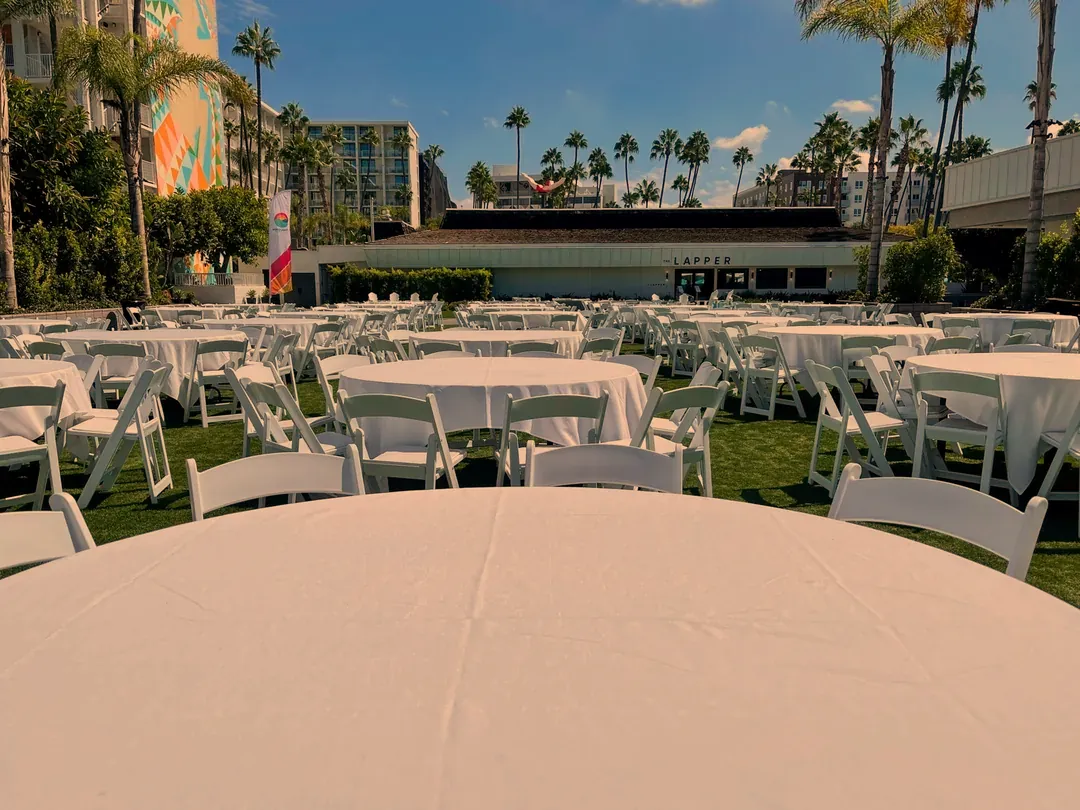 Un banquete en la terraza del jardín al atardecer, con la sierra al fondo