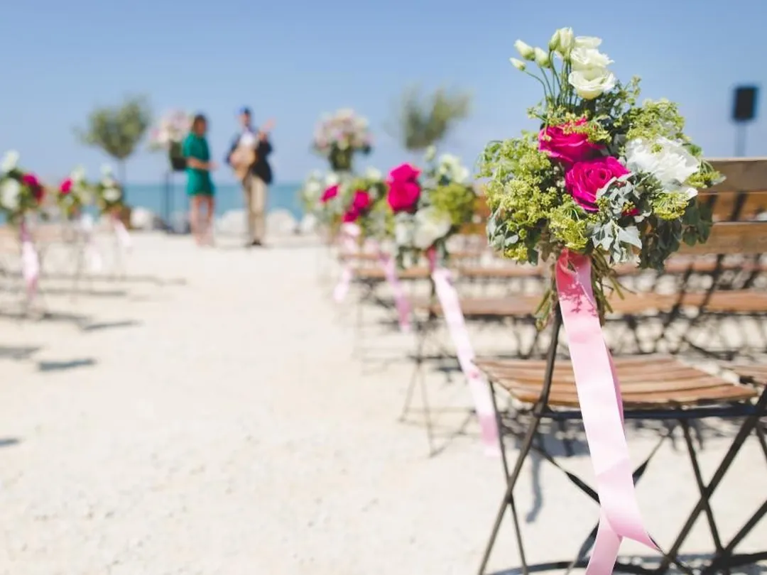 La carpa del jardín montada para una ceremonia de día
