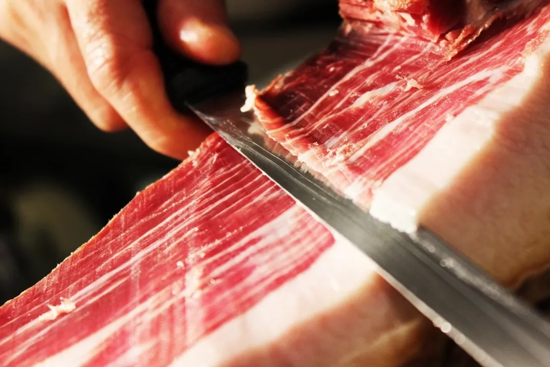 Jamón ibérico, cortado a cuchillo