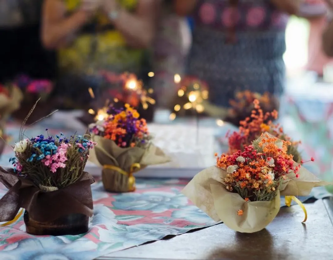 Una mesa puesta con flores, suculentas y detalles para los invitados