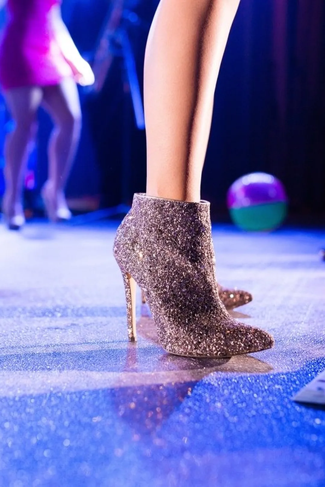 La pista de baile del salón por la noche, con su lámpara y luces