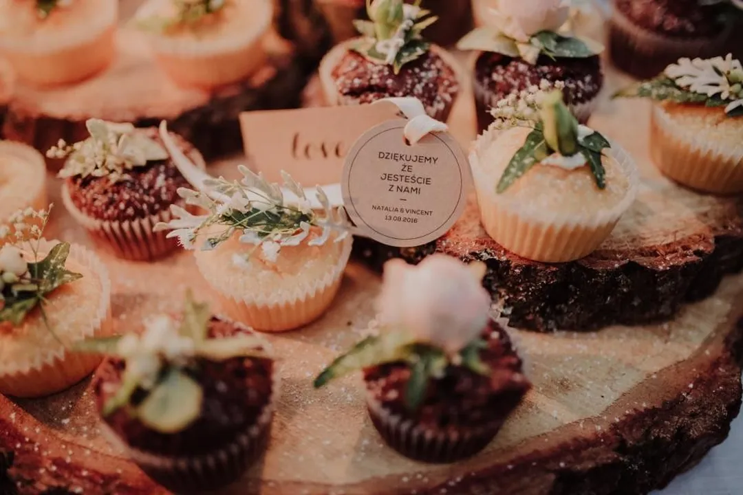 La mesa dulce, con cupcakes y detalles de boda