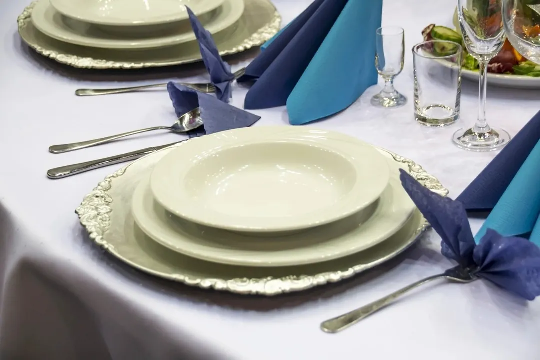 Una mesa montada para el banquete