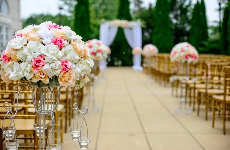 Mesa de banquete bajo los pinos, con flores