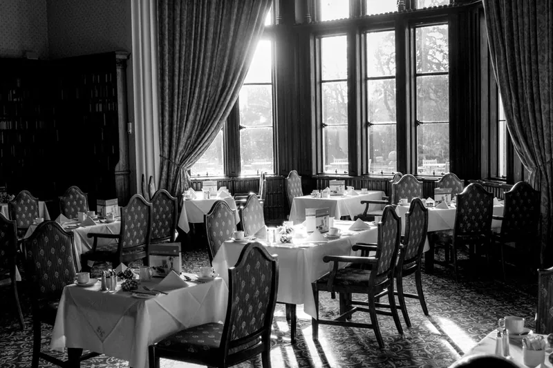 Salón interior con mesas montadas